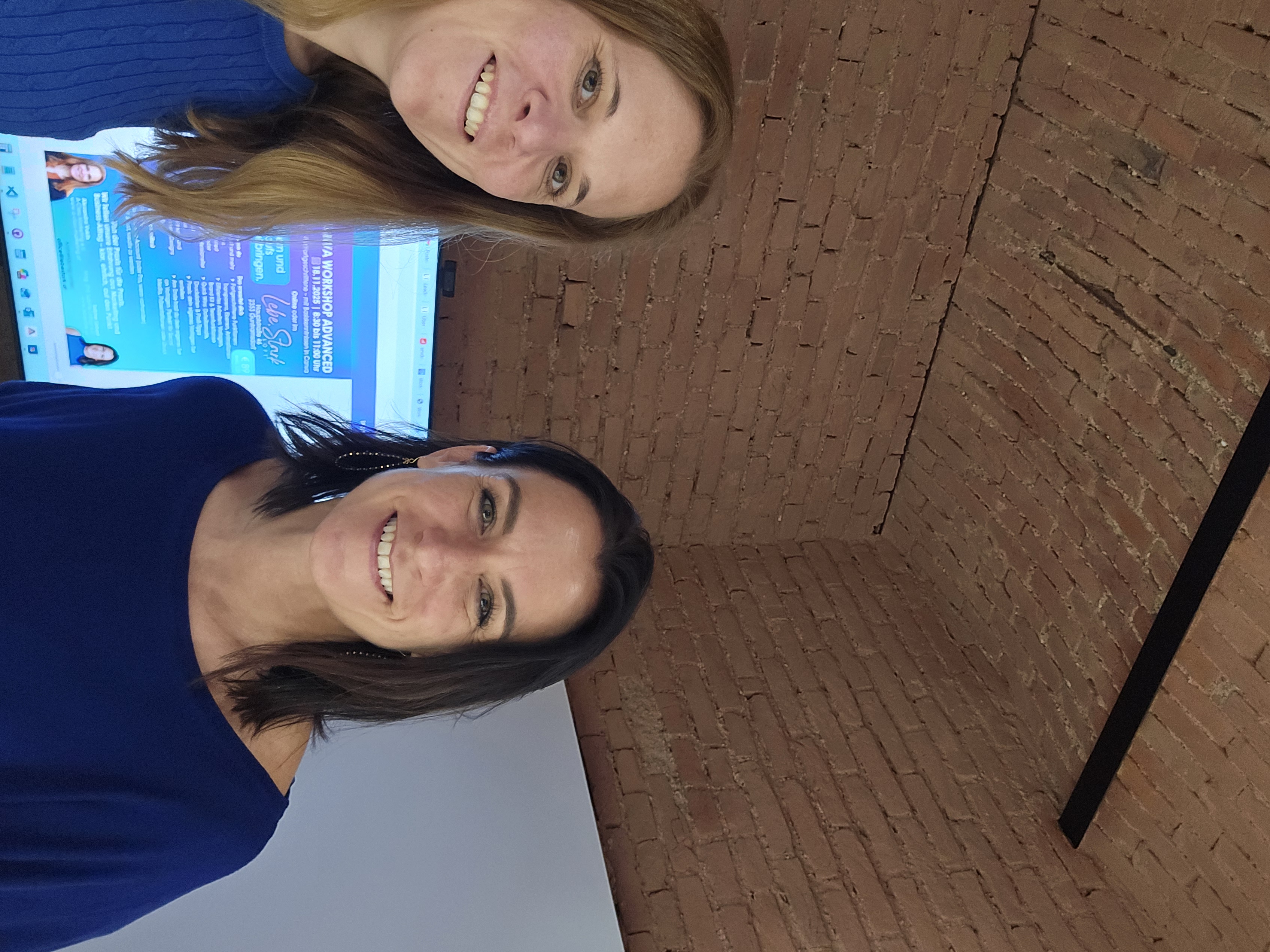 Alexandra Vukits und Sabine Linhart gemeinsam beim Canva Workshop